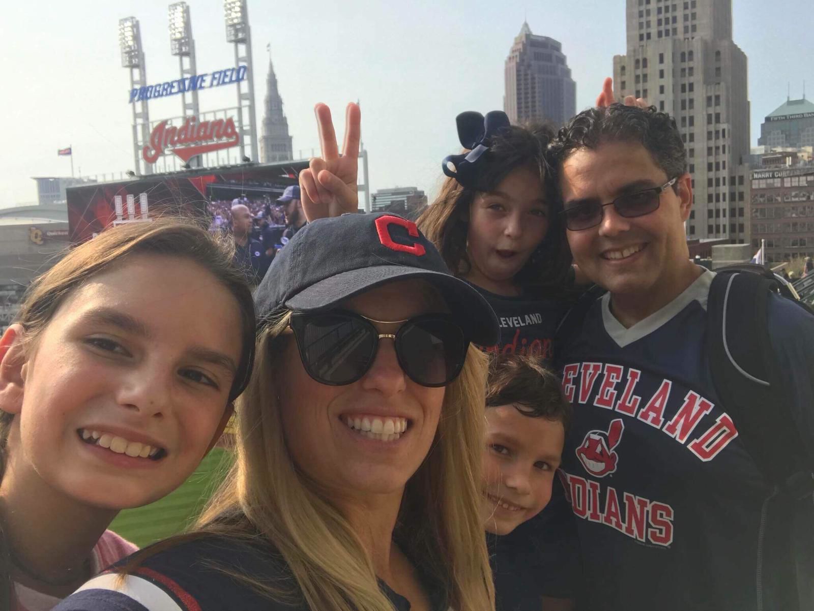 Carlos Romero - doctor - Cleveland - con su familia - Foto suministrada 2 - junio 11 2019
